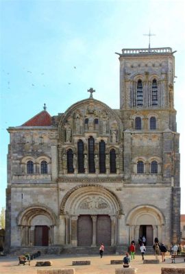  De Basilique de Vézelay: Een Oase van Vrede en een Veneer van Geschiedenis