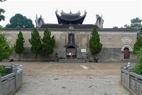 De Mausoleum van Yongzhou: Een Monumentale Reis Door de Tijd en een Oase van Rust!